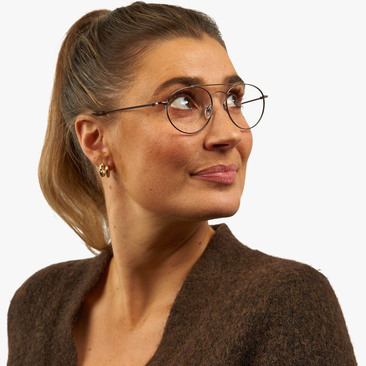 Person wearing Göteborg Gun round glasses with thin metal frames