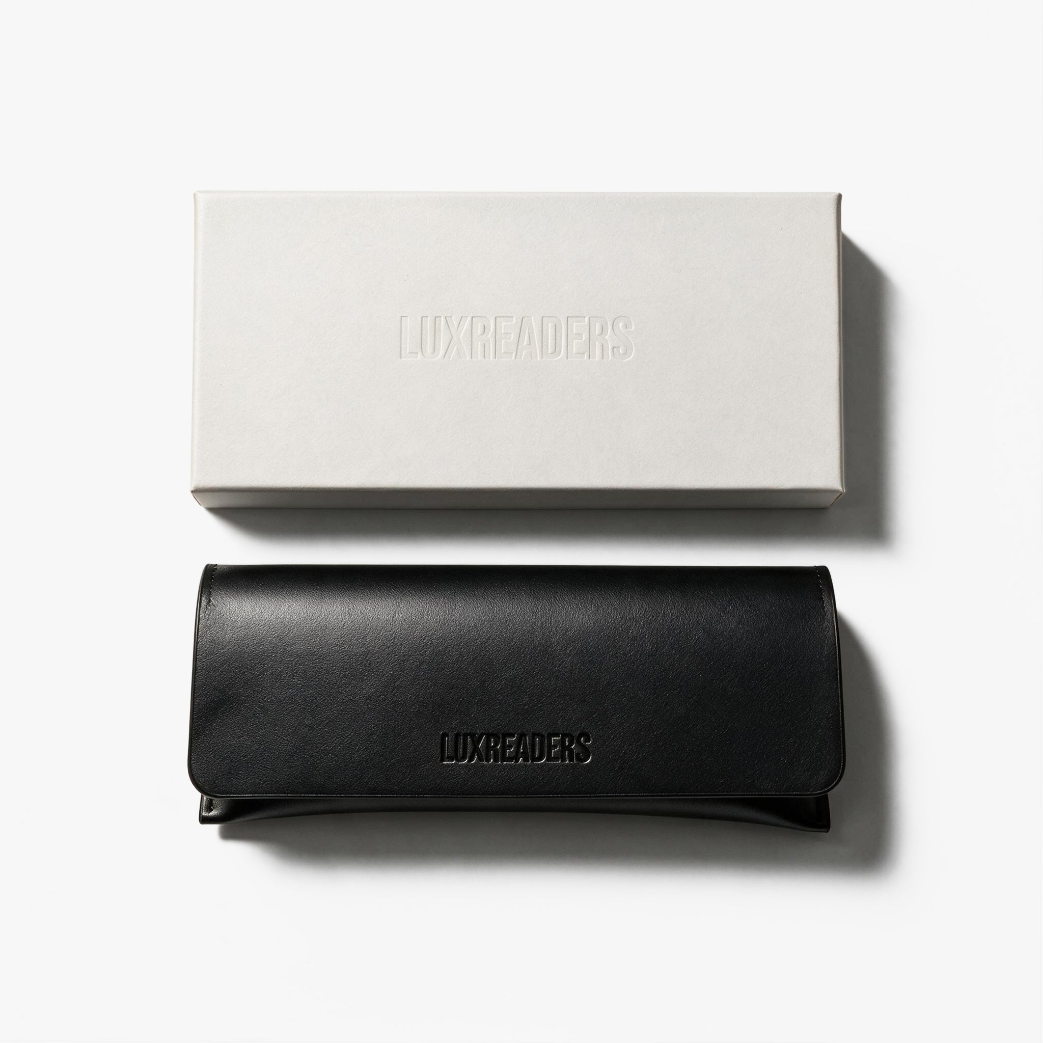 Confezione Luxreaders Premium 2026: scatola bianca e custodia nera per occhiali