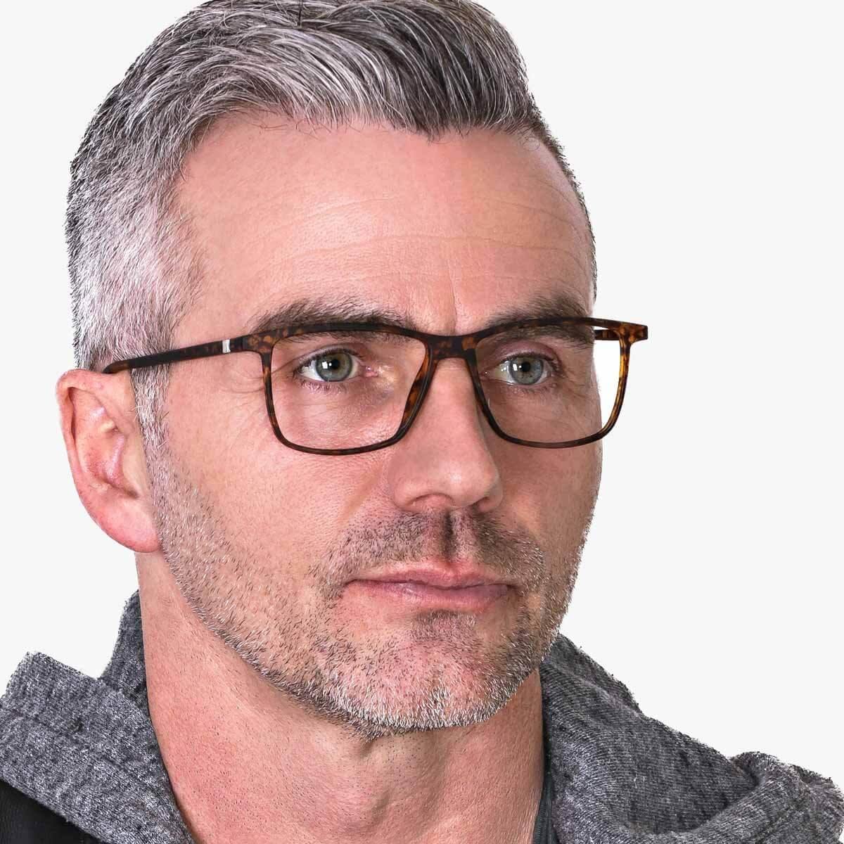 mens-kobenhavn-turtle_blue-light-glasses_male-model-1.jpg?v=1771425622&width=1200