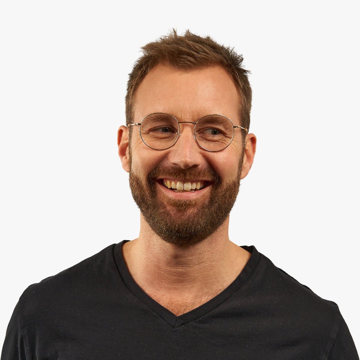 mens-tromso-gold_blue-light-glasses_male-model-1.jpg?v=1771425200&width=1200