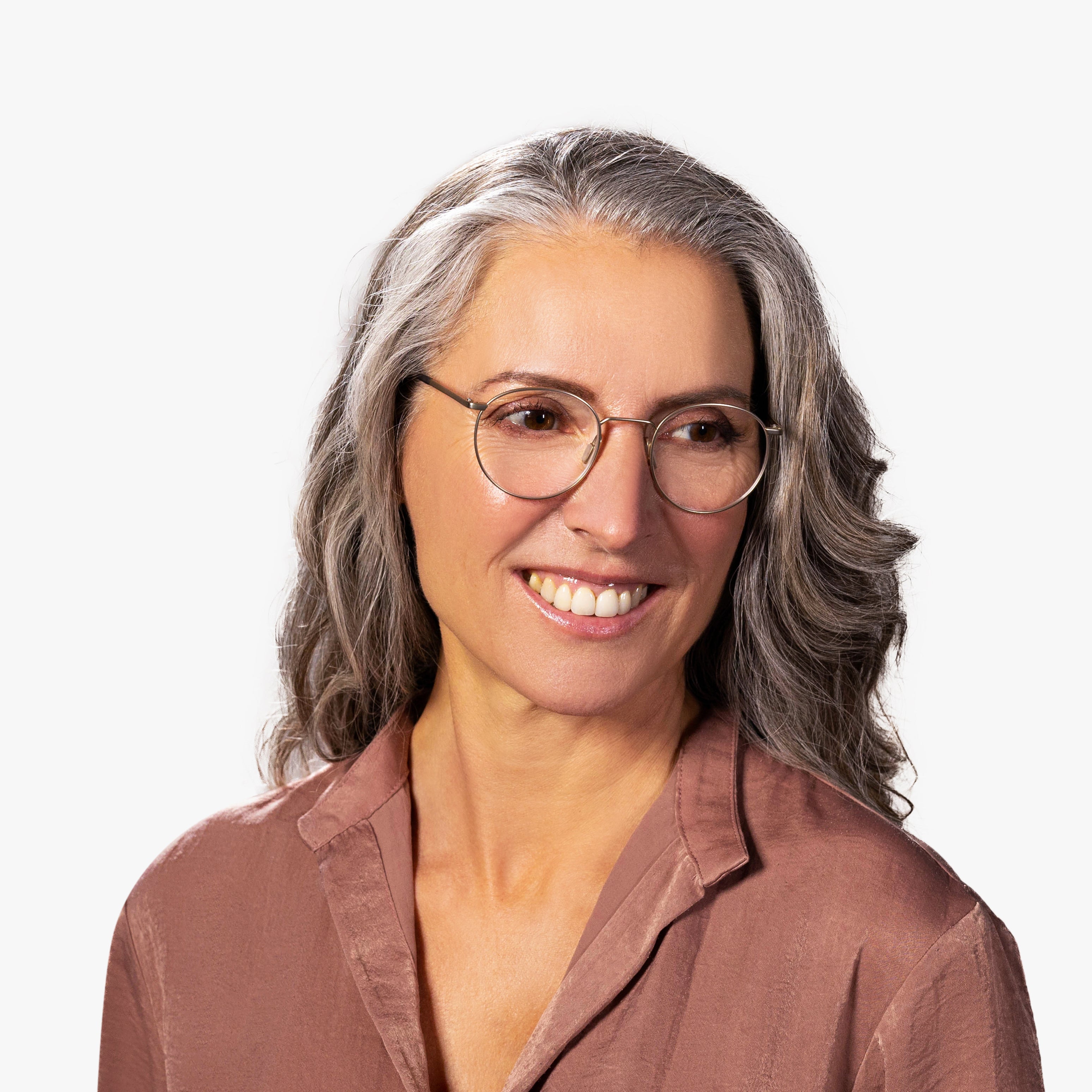 Person wearing Silkeborg Gold round reading glasses from Luxreaders
