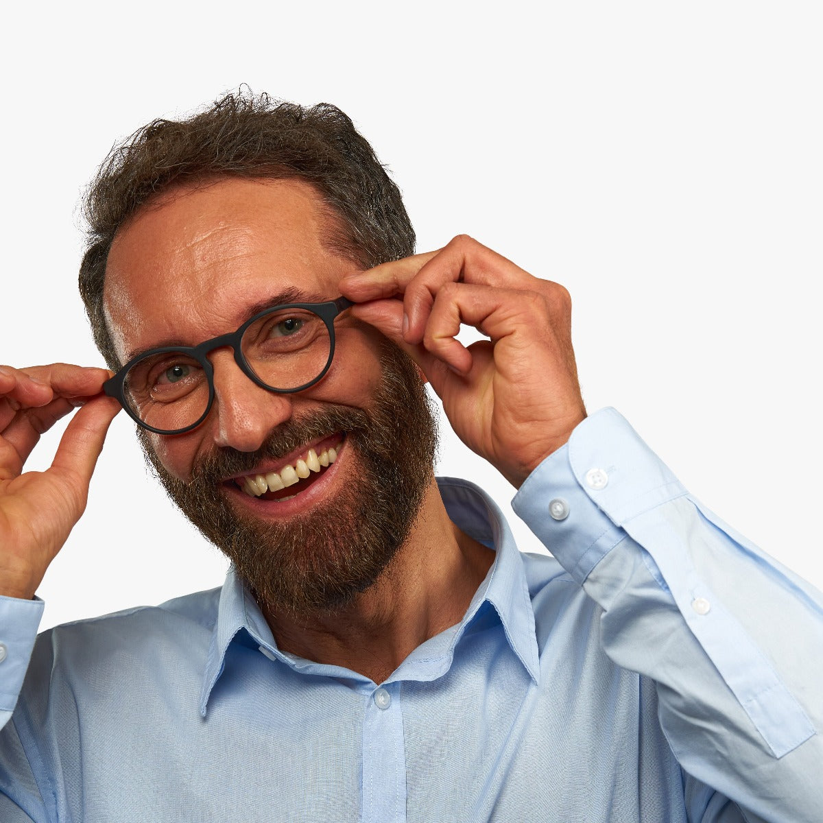 Person wearing Trondheim Black round reading glasses